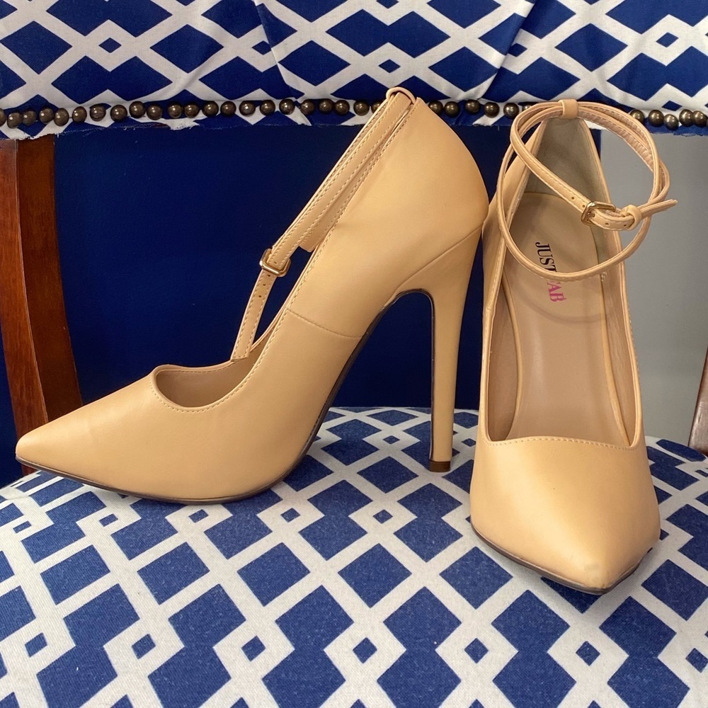 Nude shoe dazzle classic pointed ankle strap pumps Sz 10